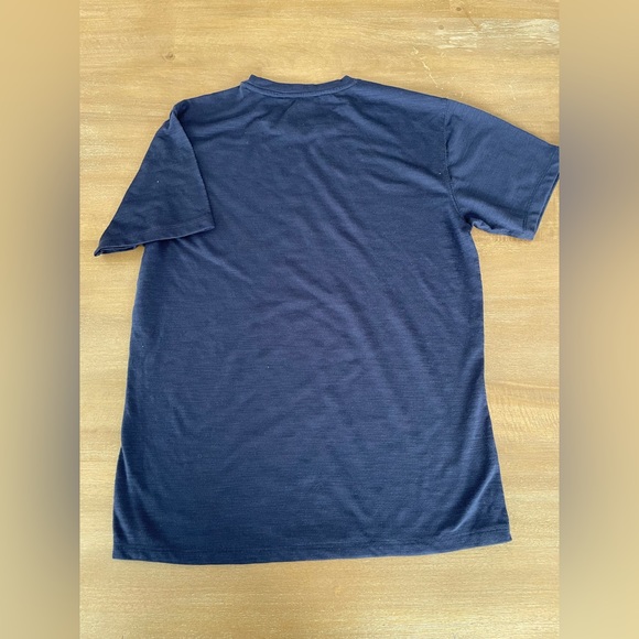 NWOT Fabletics Men’s T-Shirt in Navy Sz M - Picture 3 of 3